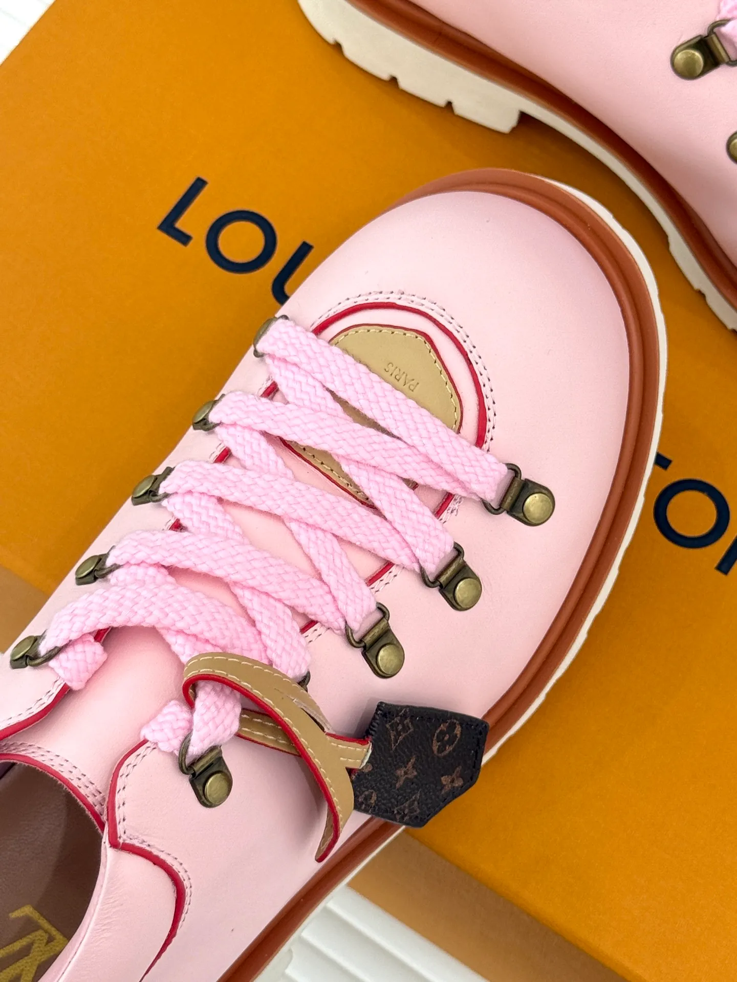 P720 LV Remix derby 25WF new product, the top version of couple's derby shoes, uses classic as the base color to reshape the fashion style✨ Various colors break the monotony. Black is cool, brown is retro, pink is sweet, and blue is fresh. Suitable for different styles of wear🎨 The delicate leather fits the foot shape and the shoelace details hide ingenuity. It is a fashion symbol of walking and steps on the forefront of the trend every step of the way. Start your own style journey🚶‍♀️ The fabric is made of first-layer cowhide, the inner pads are all sheepskin, the original molded custom TPU non-slip outsole size: Female: 35-41 (40/41 customized) Male: 39-46 (45/46 customized)